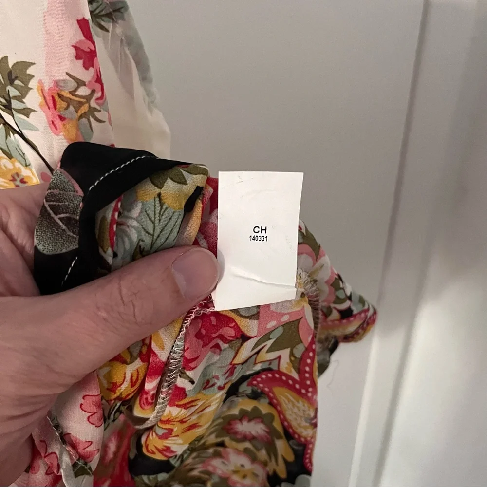 Mi Ami Francesca’s Floral Sleeveless Blouse Size Large Cream Multicolor - Picture 6 of 9